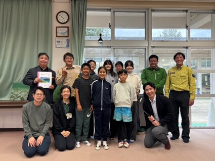 石垣から会見に参加した野底小学校の5、6年生（中央）